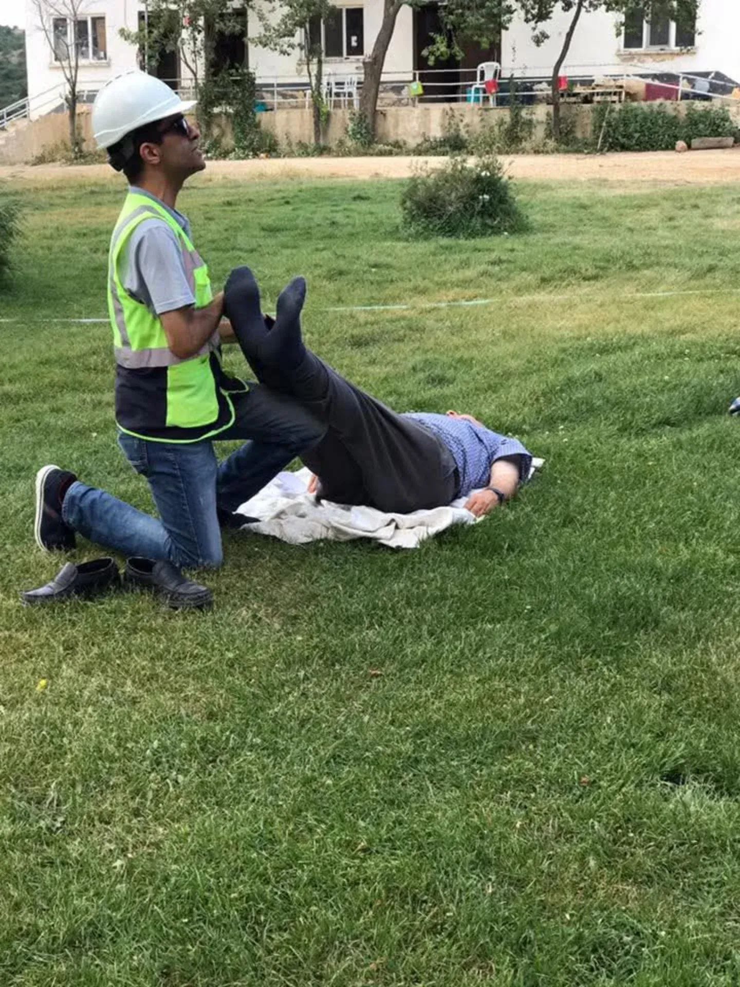 İş güvenliği ekipmanıyla açık alanda ilk yardım uygulaması